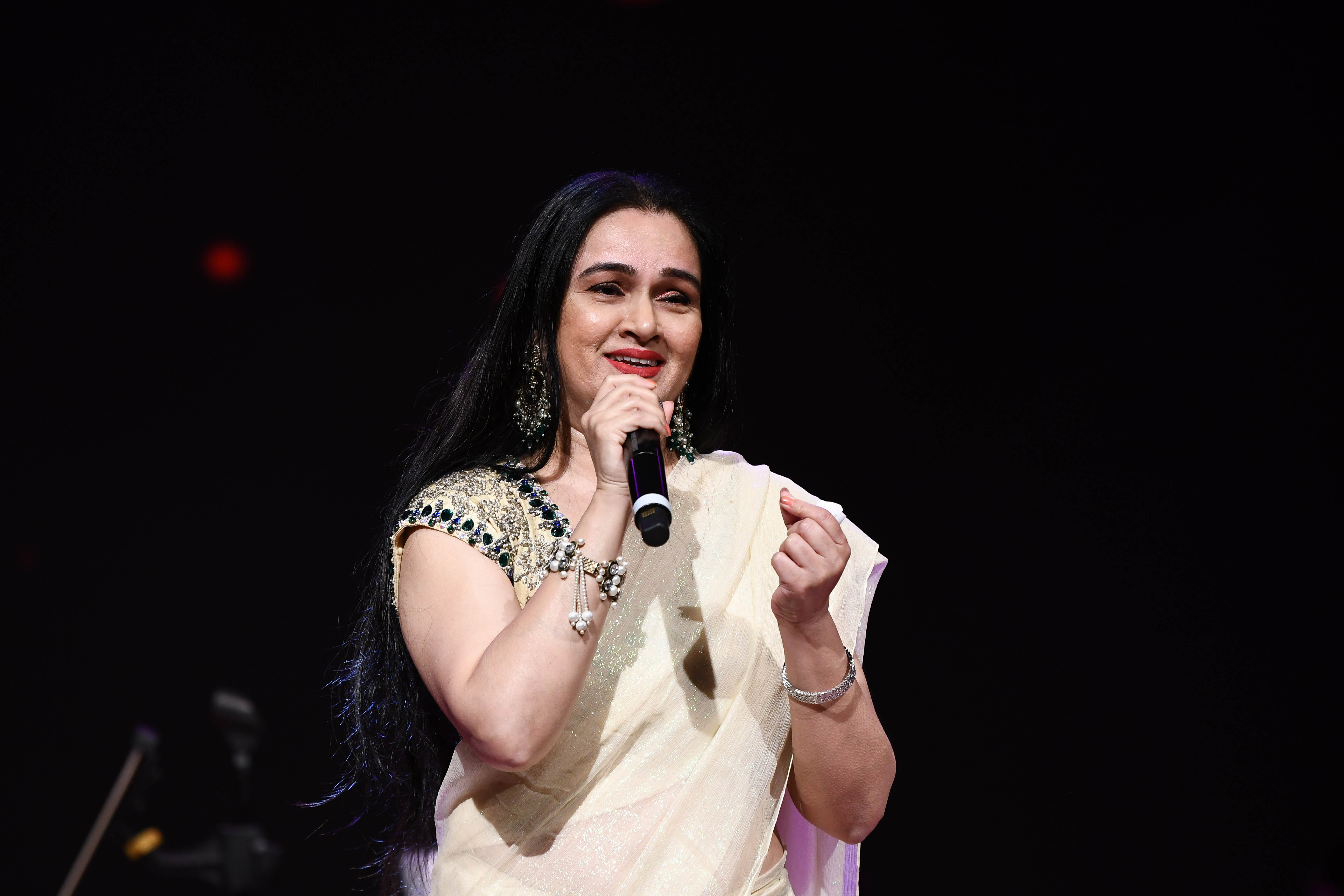 Padmini Kolhapure singing at BEMISAAL BISWAJEET LIVE