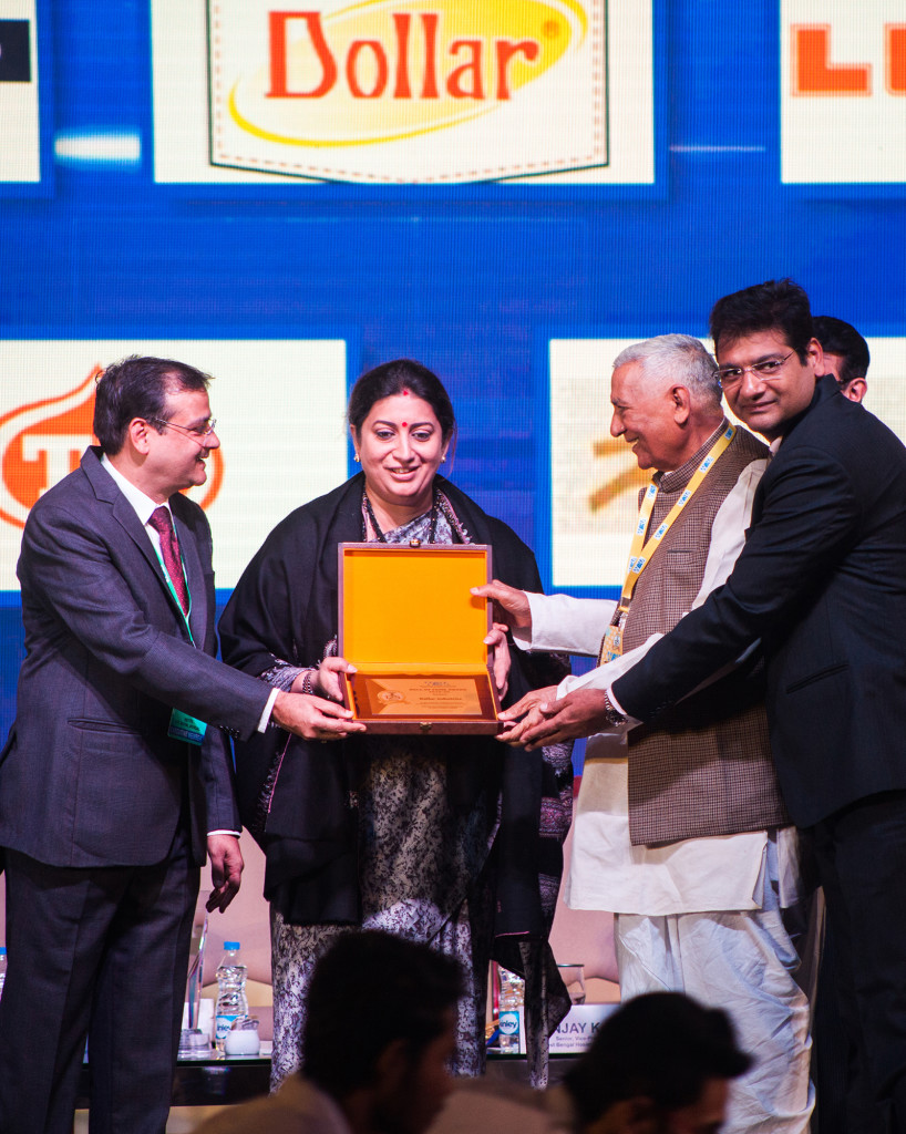 (From left to right) Mr Vinod Kumar Gupta, Ms Smriti Irani, Mr Dindayal Gupta and Mr Krishan Kumar Gupta -Photo By Sachin Murdeshwar GPN