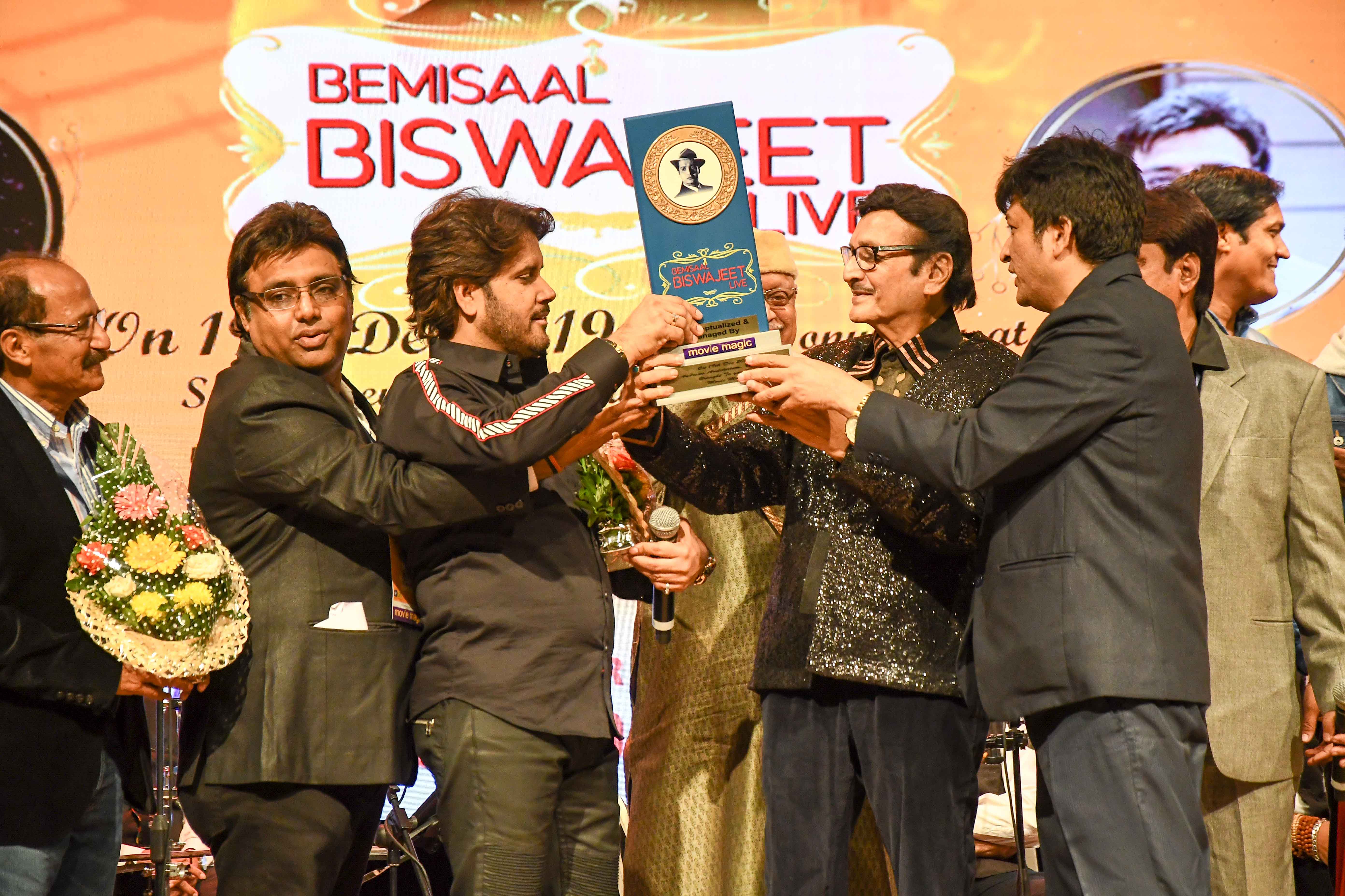 Virender Shankar, Javed Ali and Rajesh Negi (Movie Magic Entertainment) honouring Biswajeet Chaterjee during BEMISAAL BISWAJEET LIVE -Photo By Sachin Murdeshwar GPN