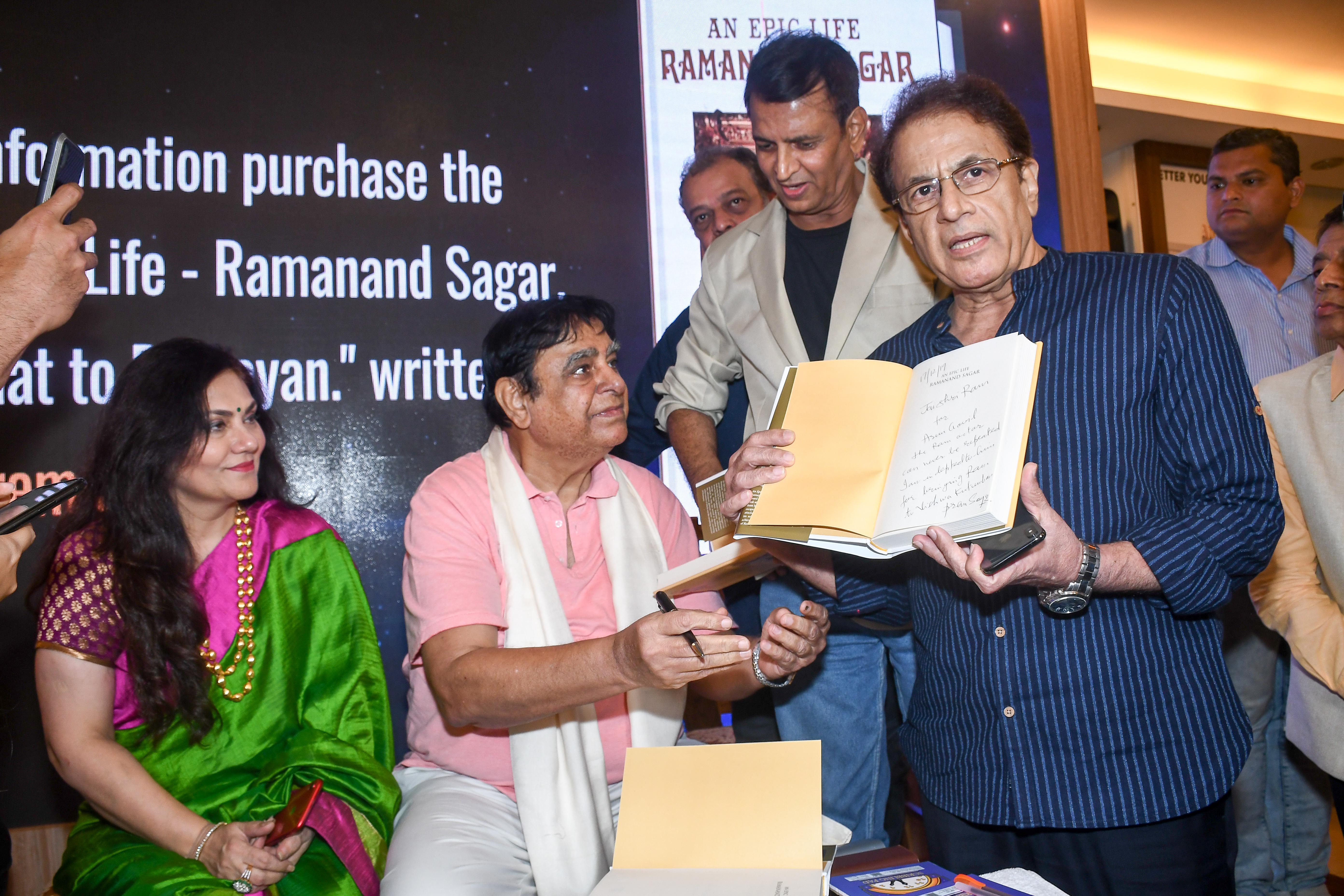 Deepiika Chikhalia (SITA), Prem Sagar, Arun Govil, (RAM) Sunil Lahri (LAXMAN) the book Launch an EPIC LIFE RAMANAND SAGAR FROM BARSAAT TO RAMAYAN