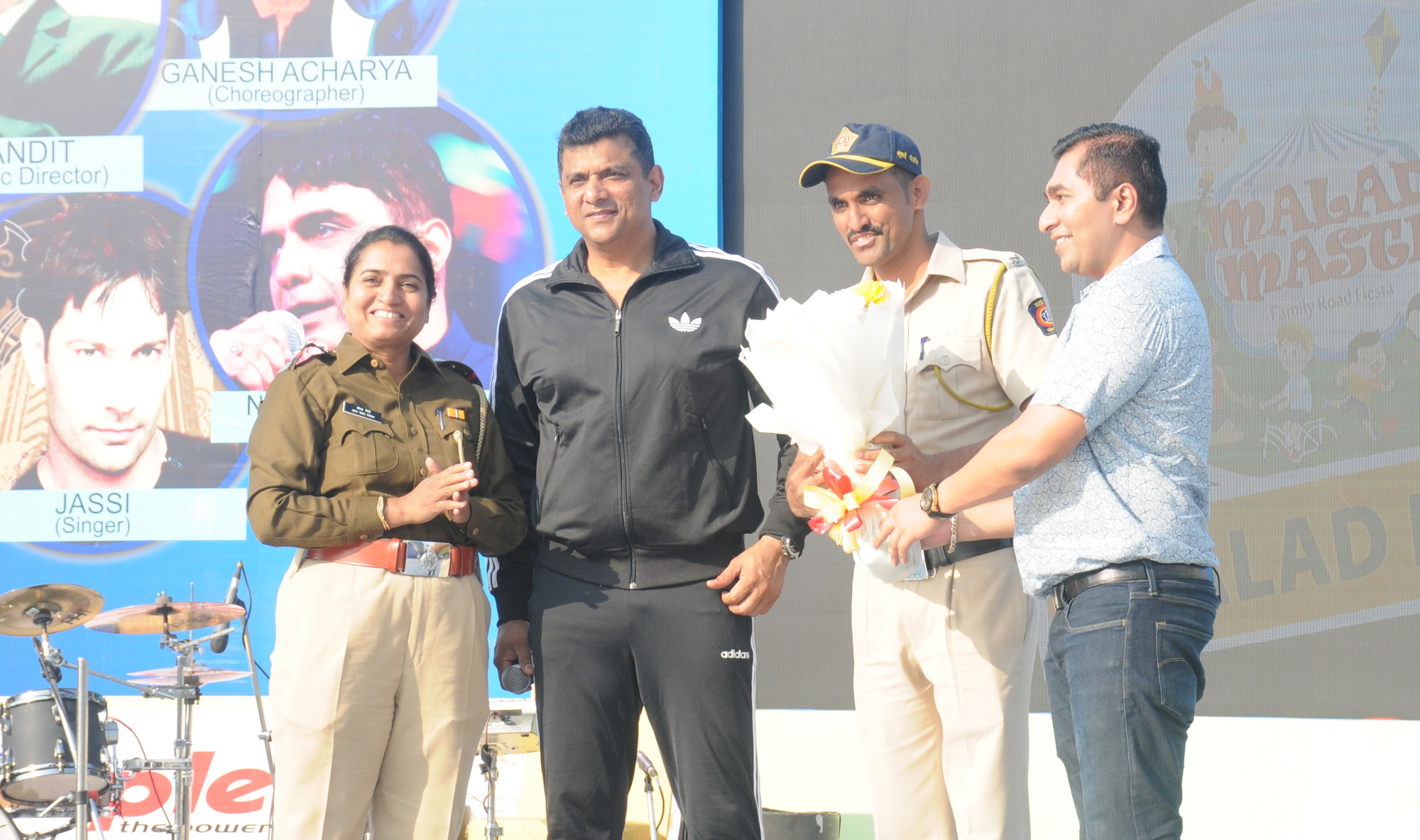 Aslam Shaikh honouring Police OFficials during Week 2- Malad Masti 2019 -Photo By GPN