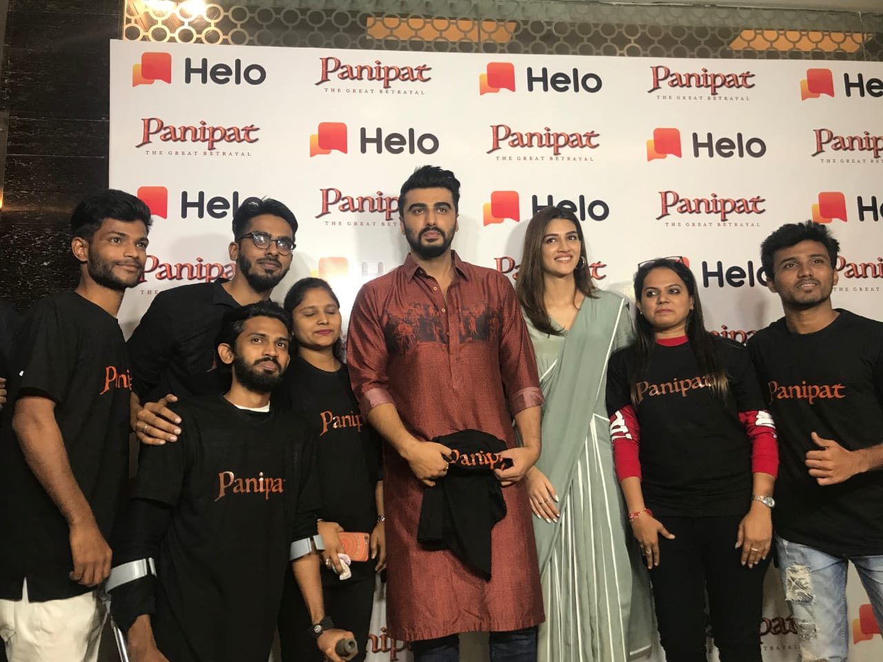 Arjun Kapoor and Kriti Sanon greeting Helo fans at the exclusive premier of their movie Panipat for Helo users -Photo By Sachin Murdeshwar GPN