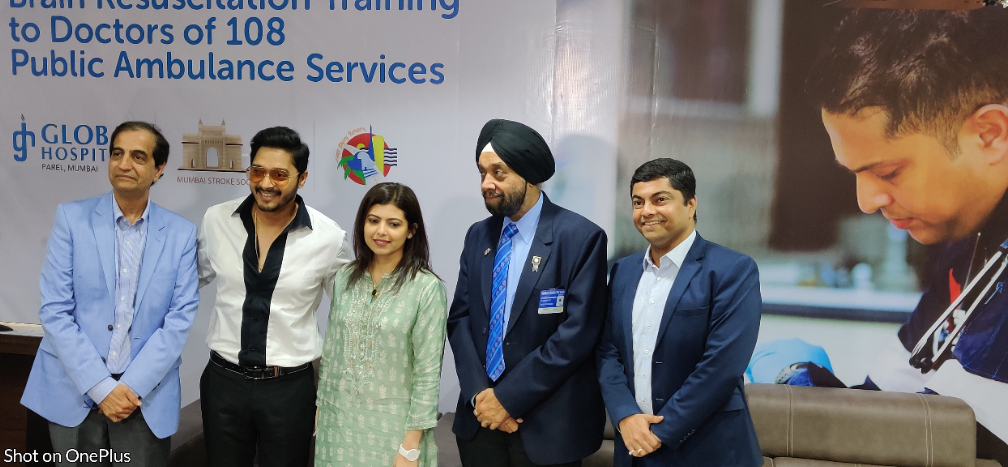 Seen in Pic L-R: Dr. Shirish Hastak, along with Actor Shreyas Talpade and Mrs. DIpti Talpade, Rotary Spokesperson Rtn. Harjit Singh Talwar, District Governor (Rotary) and Dr. Vivek Talaulikar, CEO Global Hospital at BRA training to 108 Ambulance Doctors at Global Hospital, Parel -Photo By Sachin Murdeshwar GPN