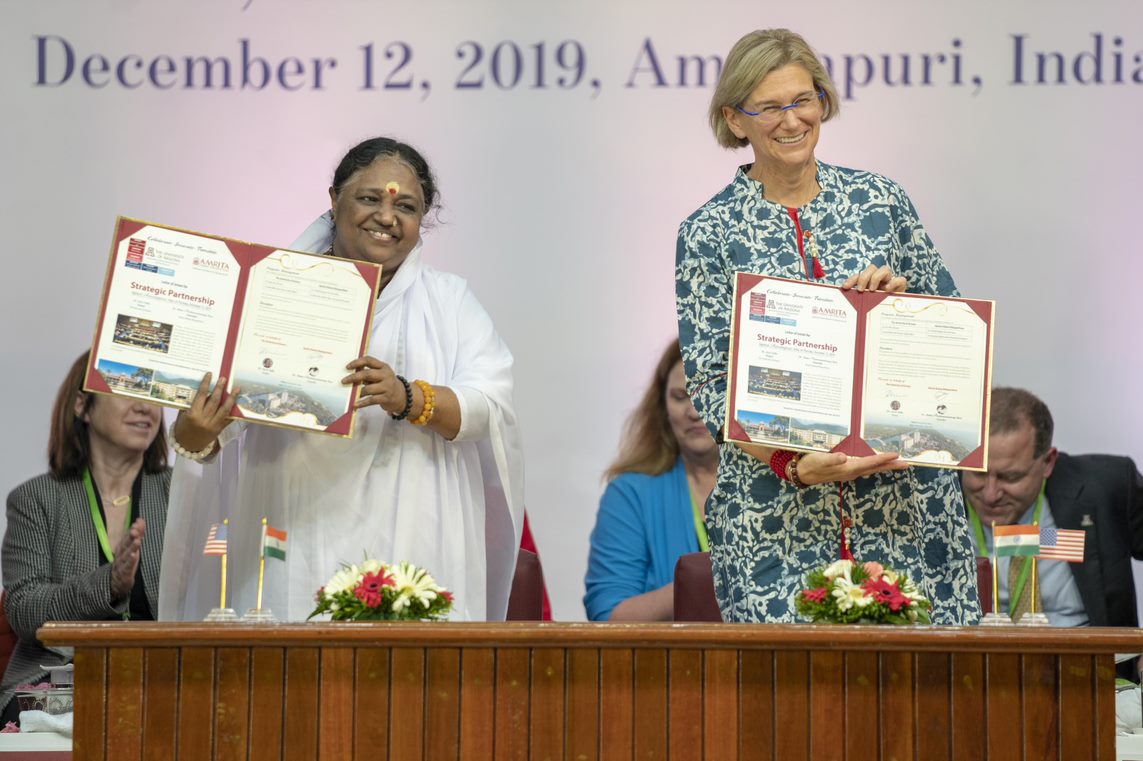 Mata Amritanandamayi and Dr. Lisel Folks along with senior officials of Amrita Vishwa Vidyapeetham and University of Arizona -Photo By Sachin Murdeshwar GPN