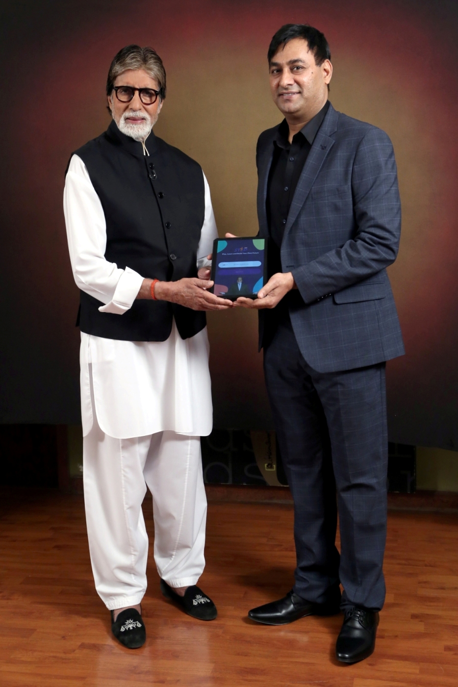 Mr. Amitabh Bachchan with Mr. Praveen Tyagi, Founder-CEO, Eduisfun Technologies -Photo By Sachin Murdeshwar GPN