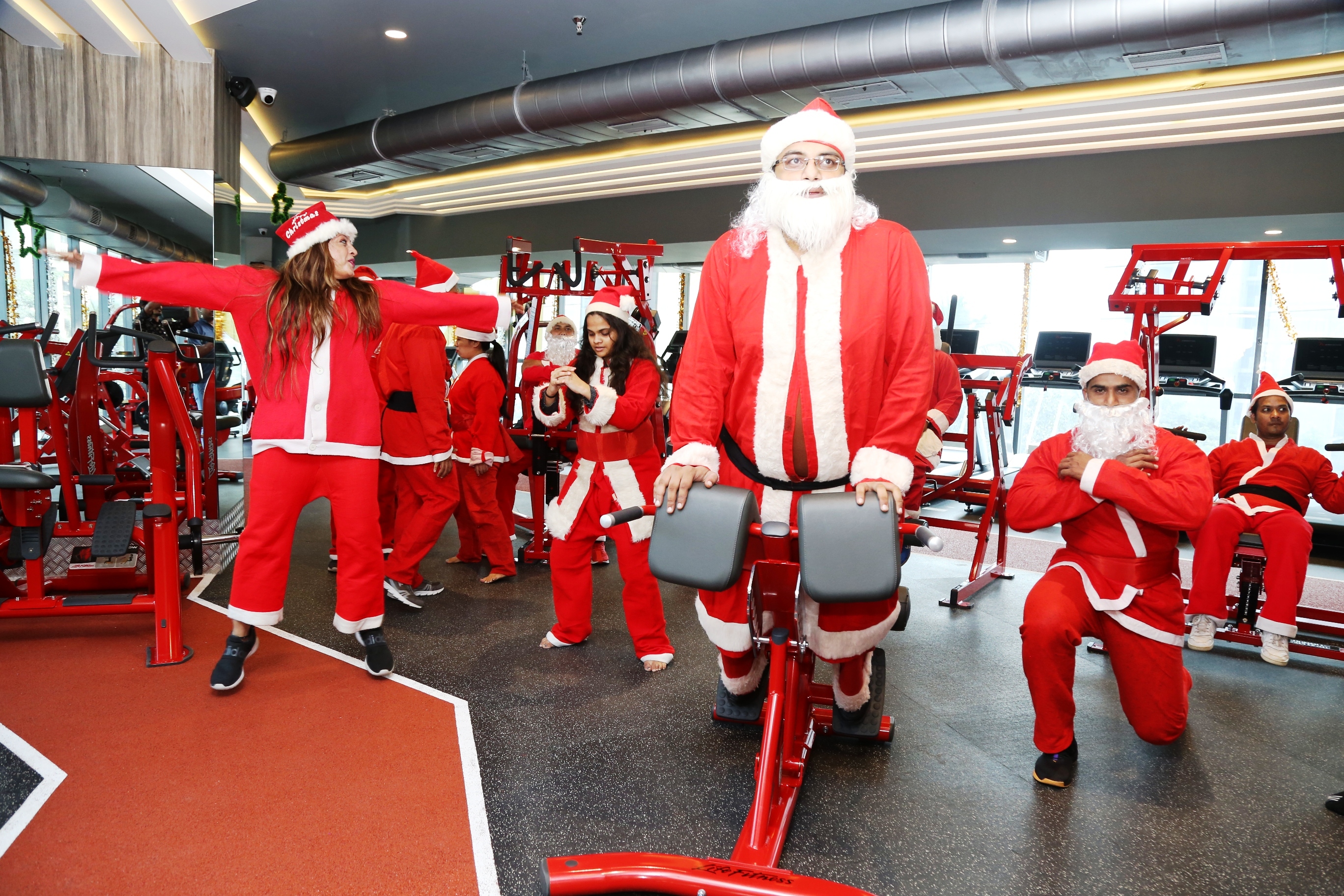 THANE: 24th December, (GPN): Santa’s unique New Year ‘Fitness’ Gift: Santa Clauses fired the Gym floor with their rigorous workouts at R360, Thane’s premium, new-age Gym to spread the message of fitness and bodybuilding, in Mumbai – Photo By Sachin Murdeshwar GPN