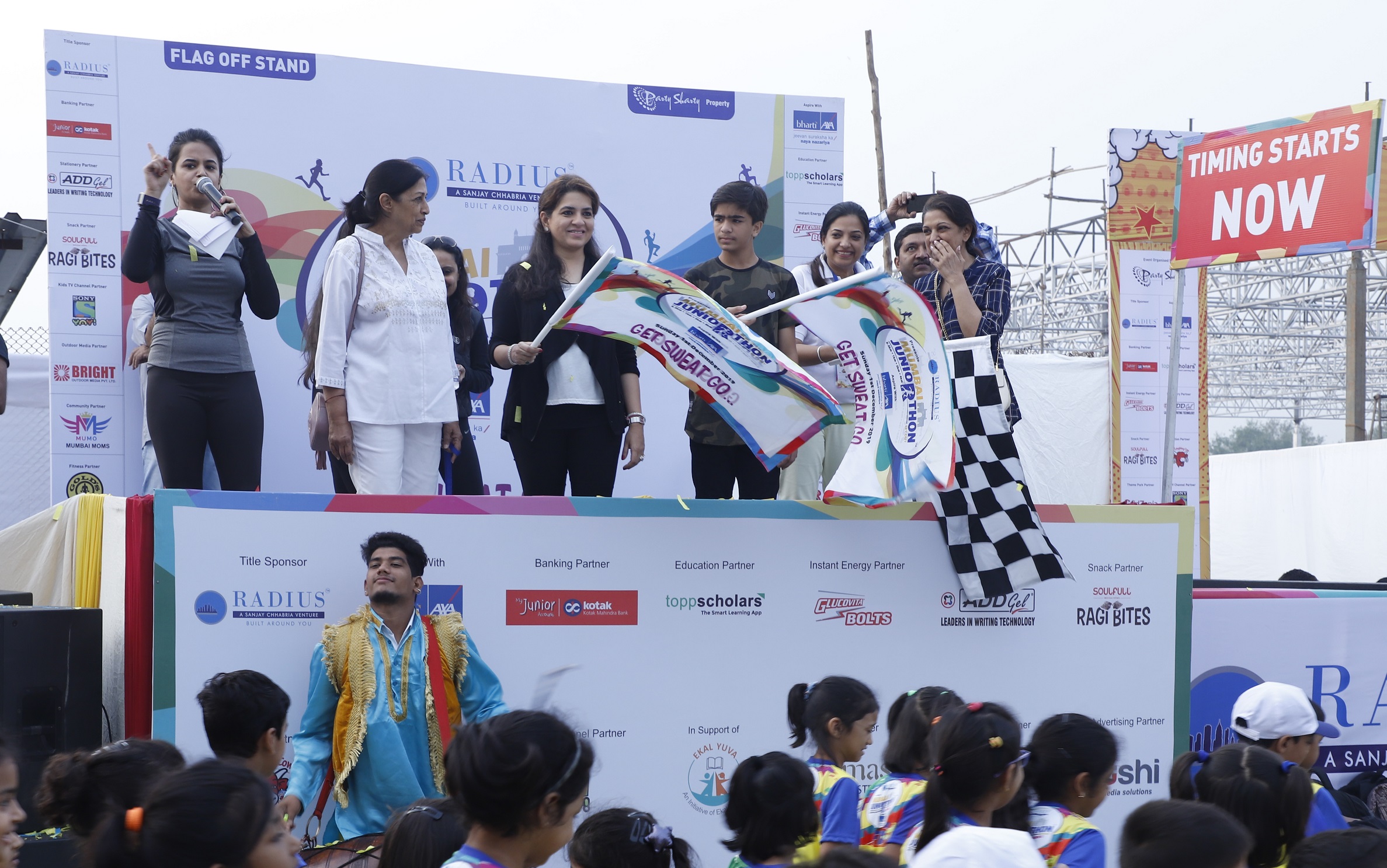 Shaina NC and Shivansh Kotia flags of the run at Juniorthon carnival -Photo By Sachin Murdeshwar GPN