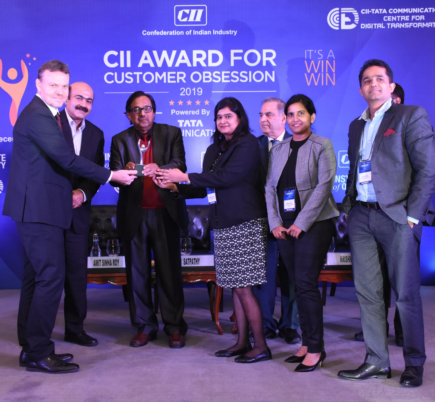 (Extreme Left) Mr. Casparus Kromhout (MD & CEO, Shriram Life Insurance) receiving the CII AWARD for Active Customer Engagement 2019 accompanied by Mr. Atul Sharma, Chief Operating Office, Mrs Madhavi Shrine, Deputy Chief Underwriter & Head – Customer First and Mrs Sailatha Kannepalli -Photo By GPN