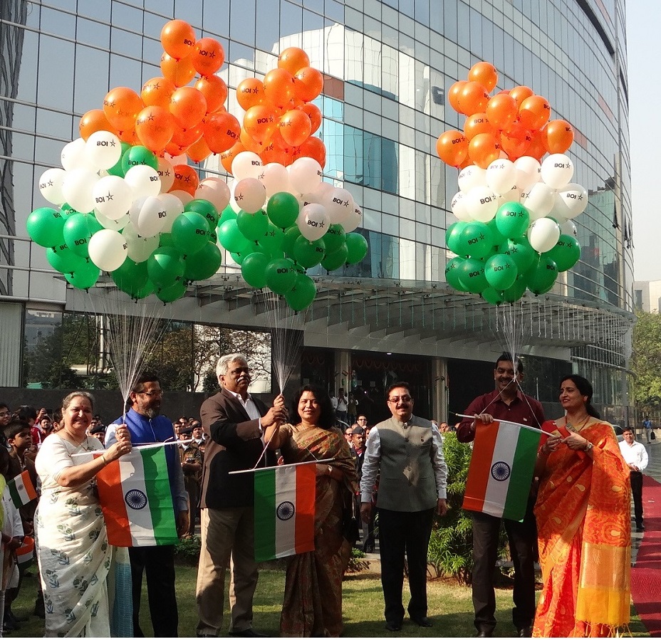 Shri Atanu Kumar Das (MD & CEO, Bank of India) (Centre) releasing the tricolor balloon in the presence of  Shri CG Chaitanya (Executive Director, Bank of India) (second from Right) and other bank officials.