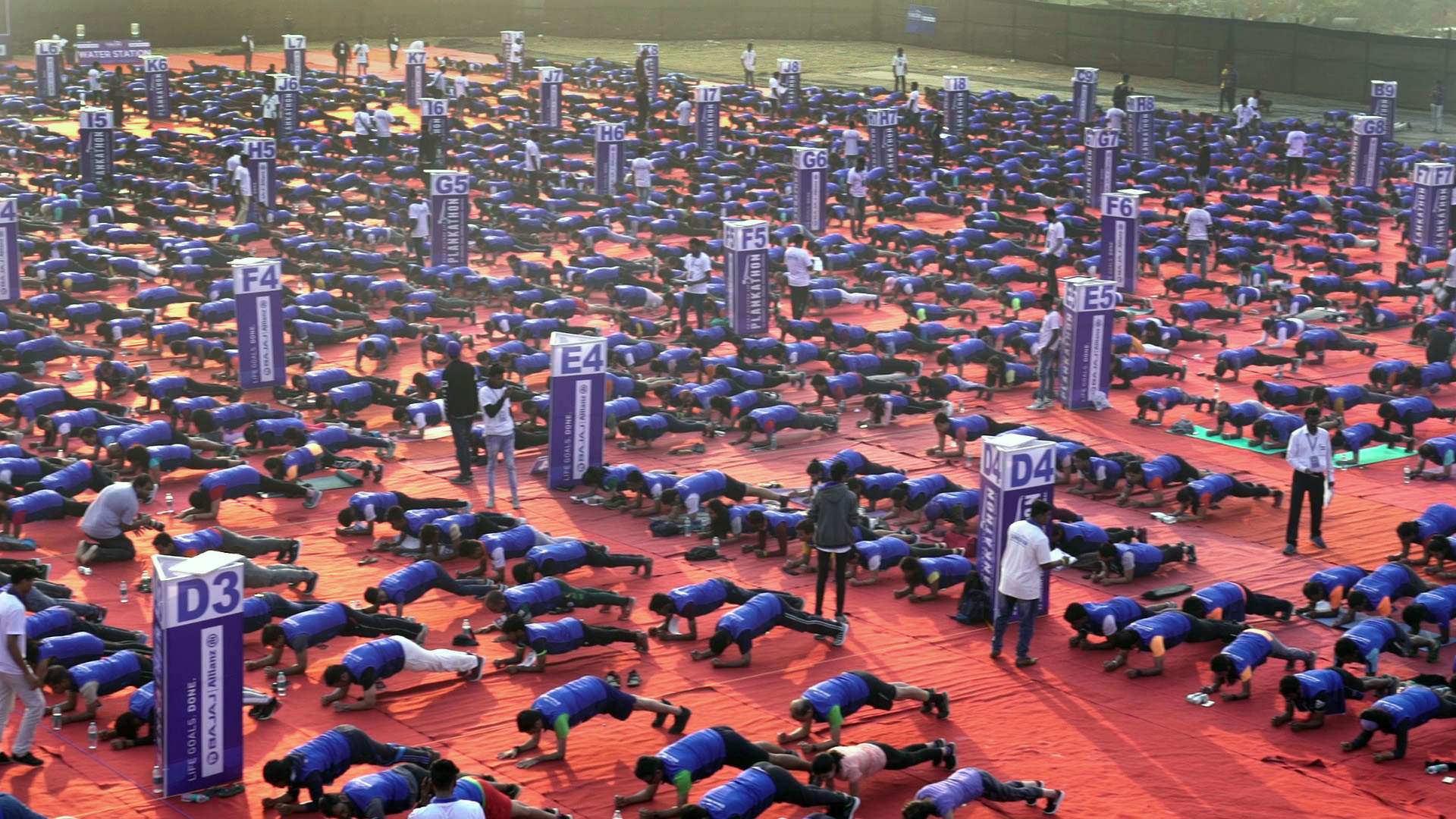 2,471 people holding abdominal plank position for 60 secs set a new Guinnes...