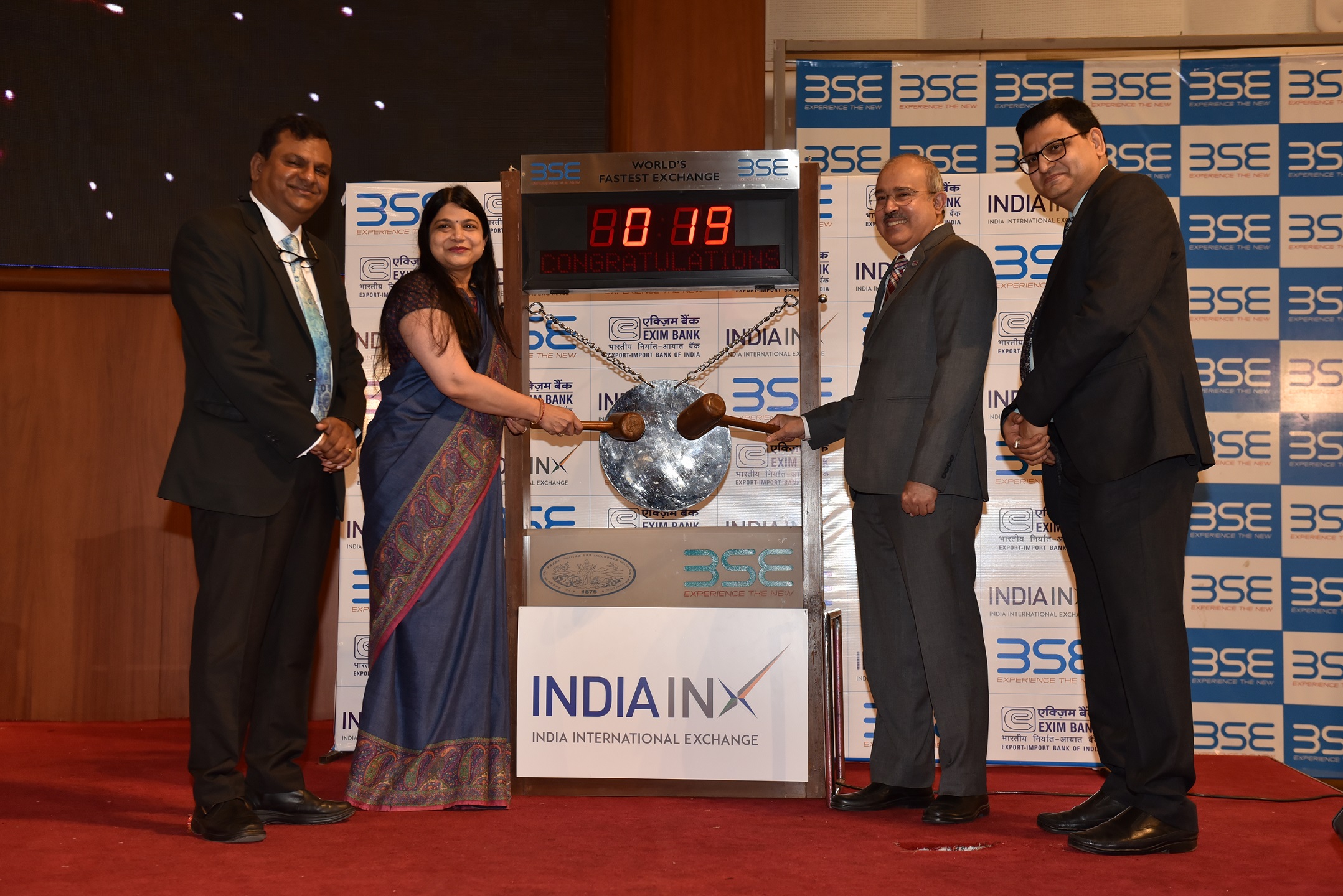 Mr. David Rasquinha, Managing Director, Export-Import Bank of India (2nd from right) and Ms. Harsha Bangari, Chief General Manager, Export-Import Bank of India, at the bell ringing ceremony for USD 1 billion bond issuance, in presence Shri V. Balasubramaniam, MD & CEO, India International Exchange-Photo By Sachin Murdeshwar GPN