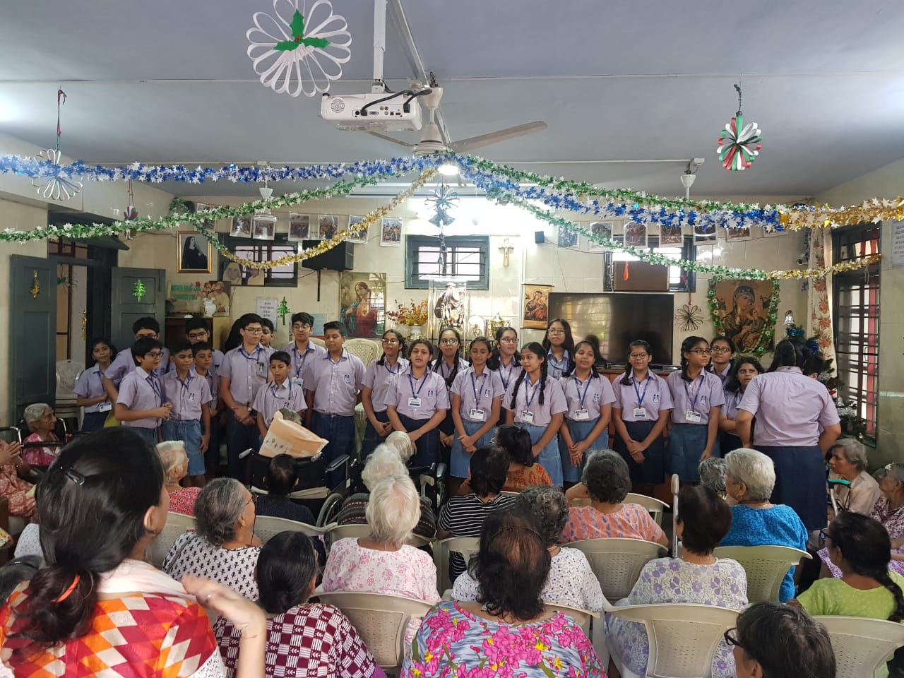 mumbai-students-celebrated-new-year-by-visiting-old-age-home-in-bandra