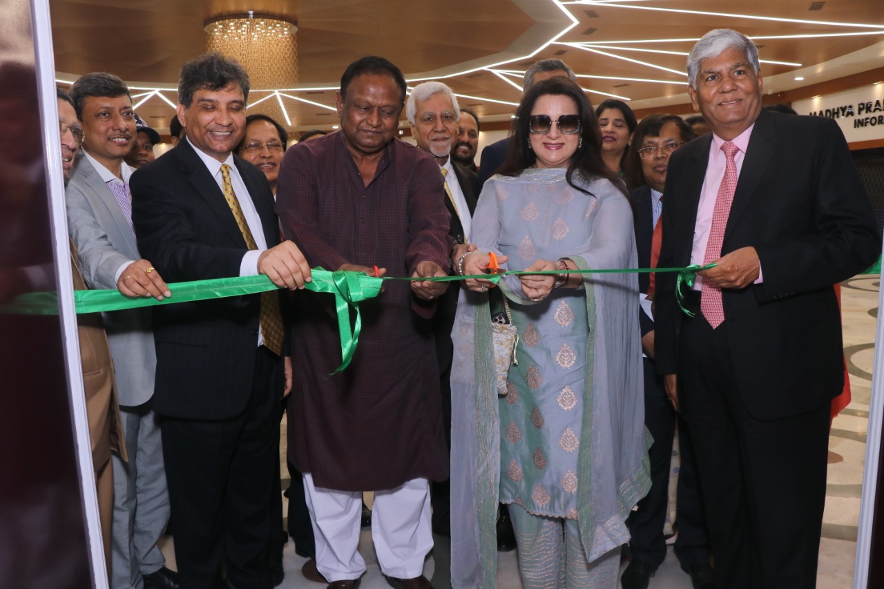 L-R Mr. Tipu Munshi, Hon'ble Commerce Minister of Bangladesh and Ms. Poonam Dhillon, Celebrity Actress inaugurating the BIMSTEC Expo