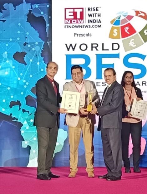 Mr. Aftab Alvi, President, Shriram General Insurance receiving the Bancassurance Leader of the Yearaward from Mr.  M. Narendra, retired CMD Indian Overseas Bank at the World BFSI Congress Awards