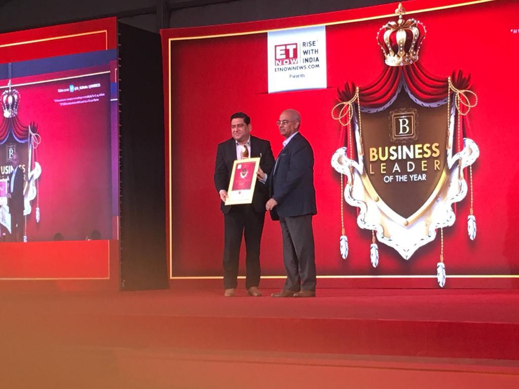 Mr. Aftab Alvi, President, Shriram General Insurance receiving the Business Leader of the Year award from Mr. Sandip Ghose Director National Institute of Securities Markets at the World BFSI Congress Awards