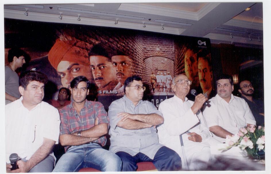 Kumar Taurani,Ajay Devgn, Rajkumar Santoshi, Kultar Singh and Ramesh Taurani
