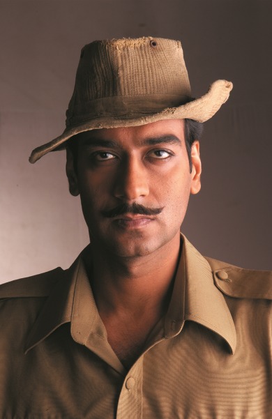Tips Music walks down the memory lane with Ajay Devgn's hit song Des Mere - a chartbuster of its time. (3)