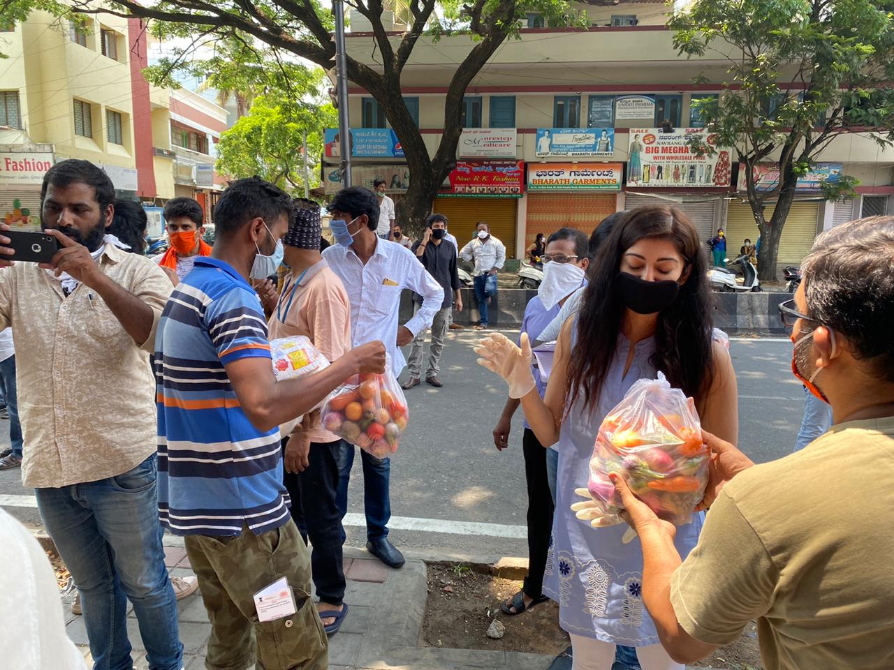 Actress Pranitha Subhash distributing food boxes and ration kits for daily wage workers, Auto drivers, Film Industry labourers and migrants.- Photo By GPN