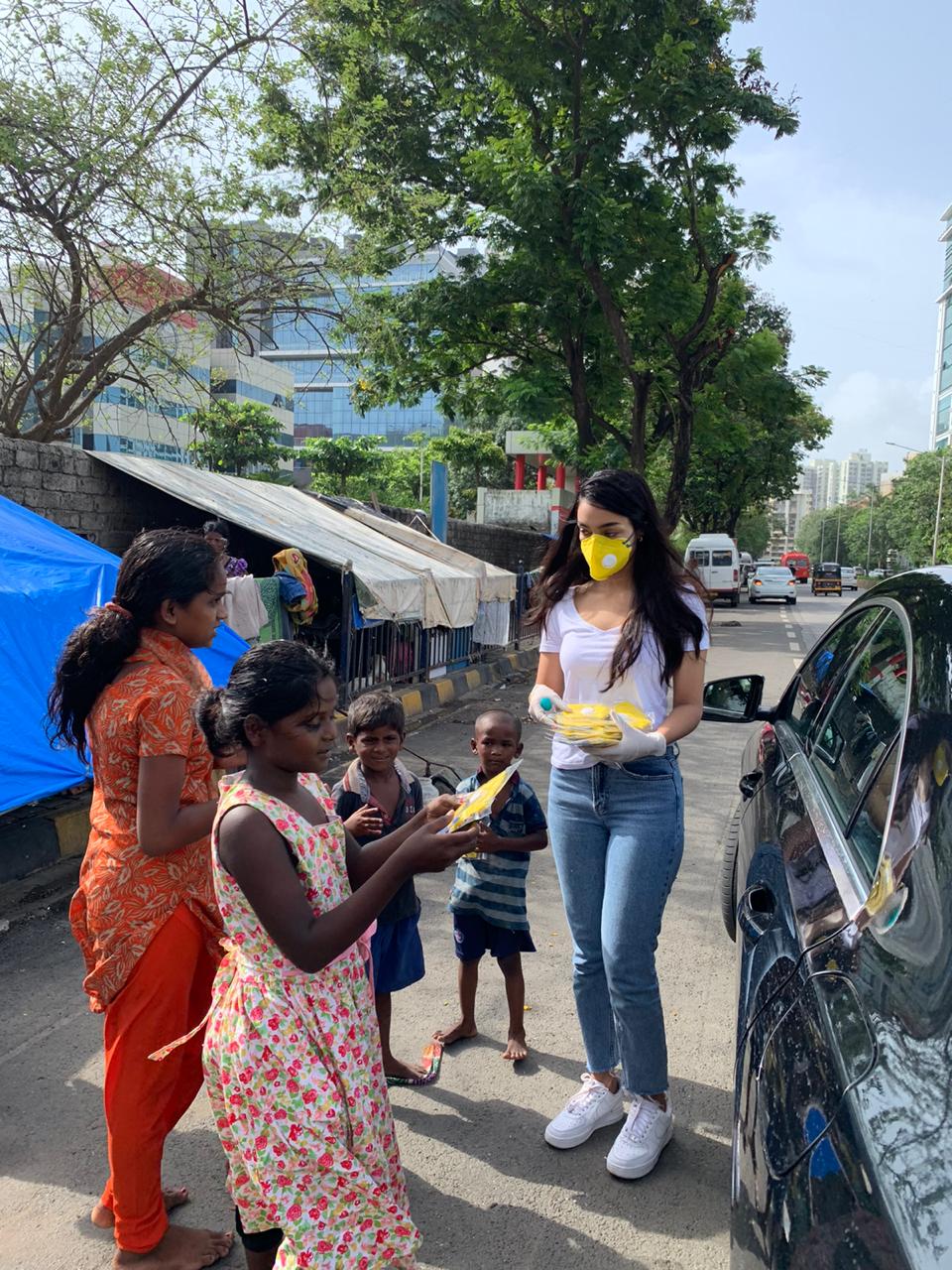 Amrin Qureshi Distributing Mask -Photo By GPN