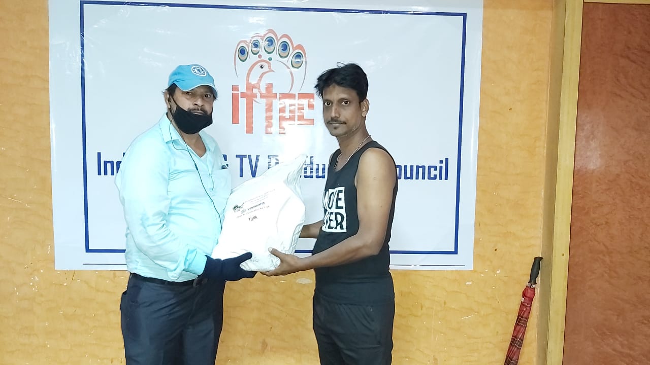 IFTPC DISTRIBUTES FOOD BAGS TO JUNIOR ARTISTES (2)