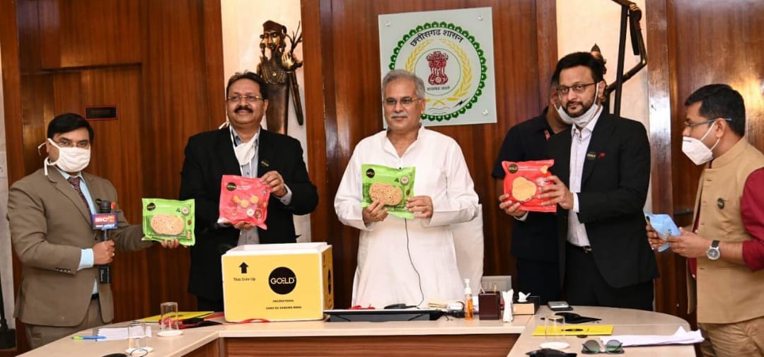 Bhupesh Baghel, Chief Minister of Chhattisgarh (Center) with Narendra Goel, Managing Director, Goel Group (L) and Archit Goel, Director & Chief Financial Officer of the company, GOELD (R) - Photo By GPN
