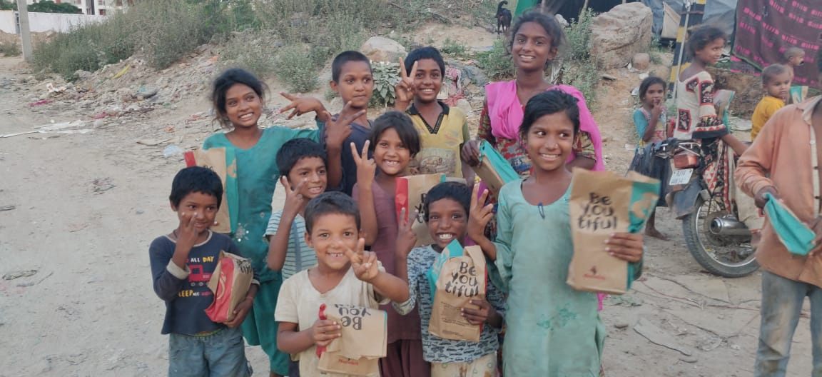 Nando’s, the South African restaurant chain joins hands with the volunteer-based zero-funds Robin Hood Army to provide 25,000 fresh, chicken meals to the needy across the slums of Bangalore and Delhi -Photo By GPN