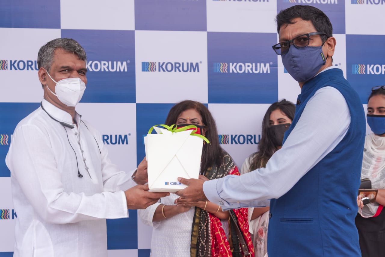 Mr Sandeep Shetty, Centre Head (From Right), KORUM felicitating Chief Guest -Photo By GPN