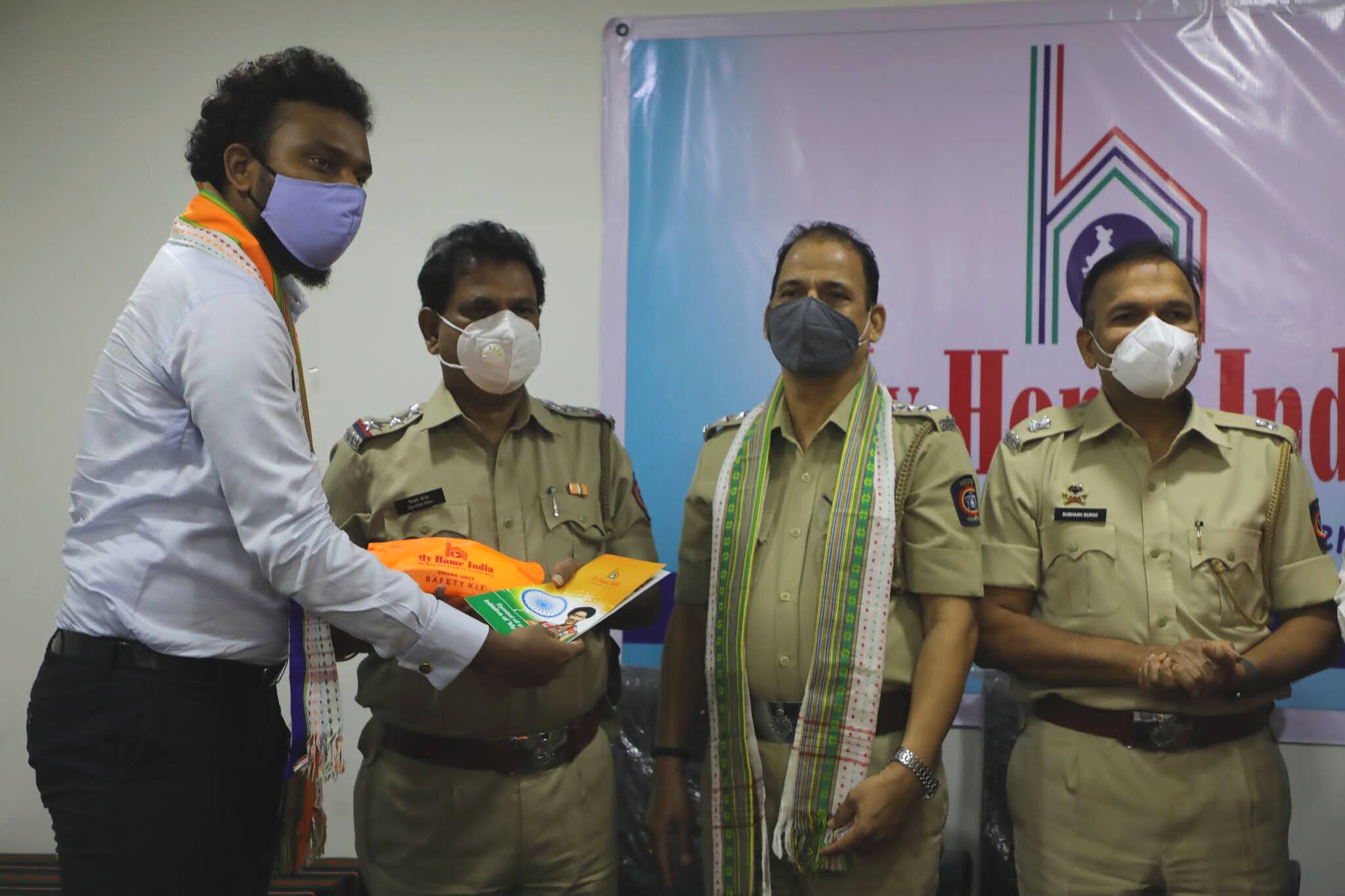 Social Activist Mr. Rohan Gaikwad distributing kit to Thane Police officials -Photo By GPN
