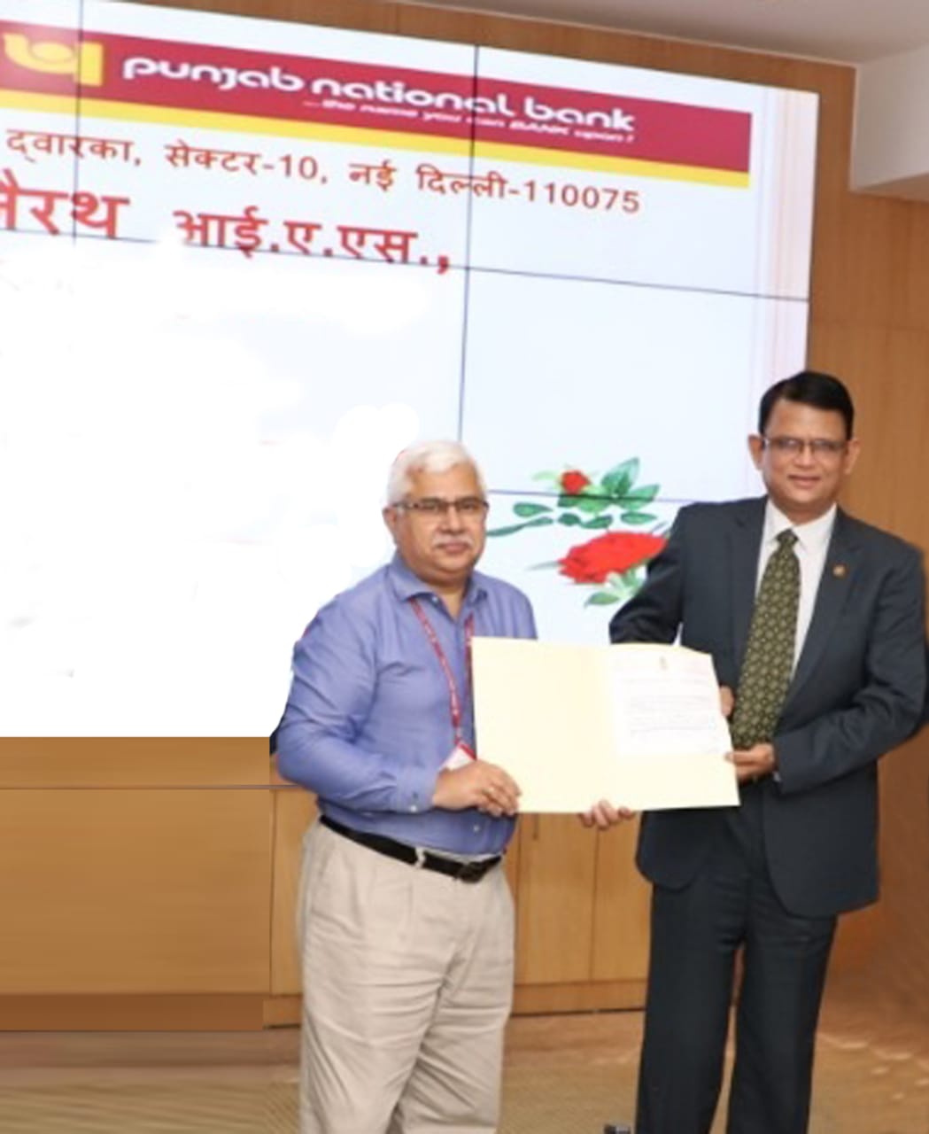 Sh. CH.S.S. Mallikarjuna Rao, MD & CEO, PNB receiving appreciation letter from Dr. Sumeet Jerath, IAS, Secretary, Department of Official Language, Ministry of Home Affairs, Government of India