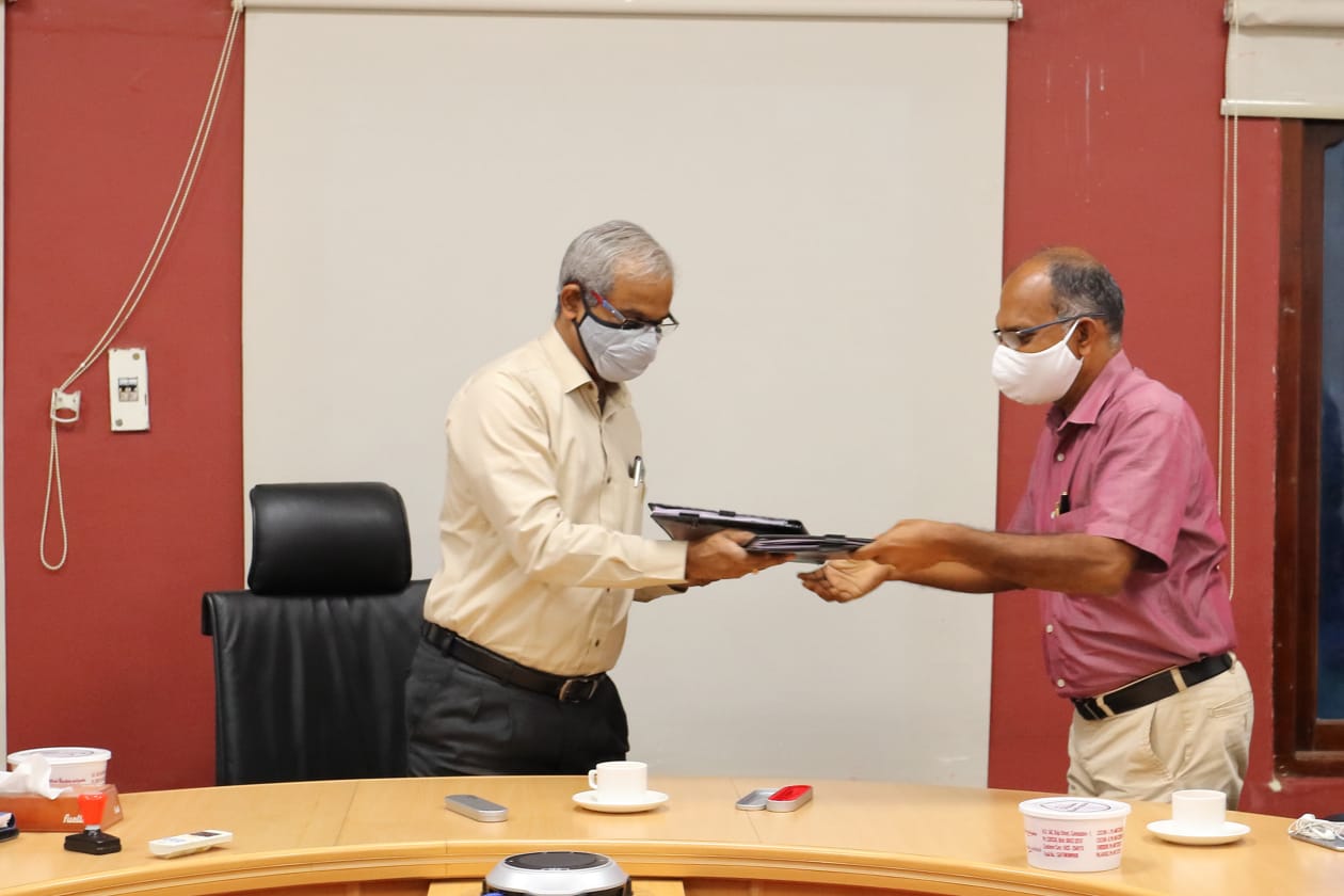 The delivery protocol was signed by Shri. Mathew George, Director, IWAI Kochi and Shri. Suresh Babu N.V Director (Operations), CSL in the presence of the Officials of IWAI and CSL