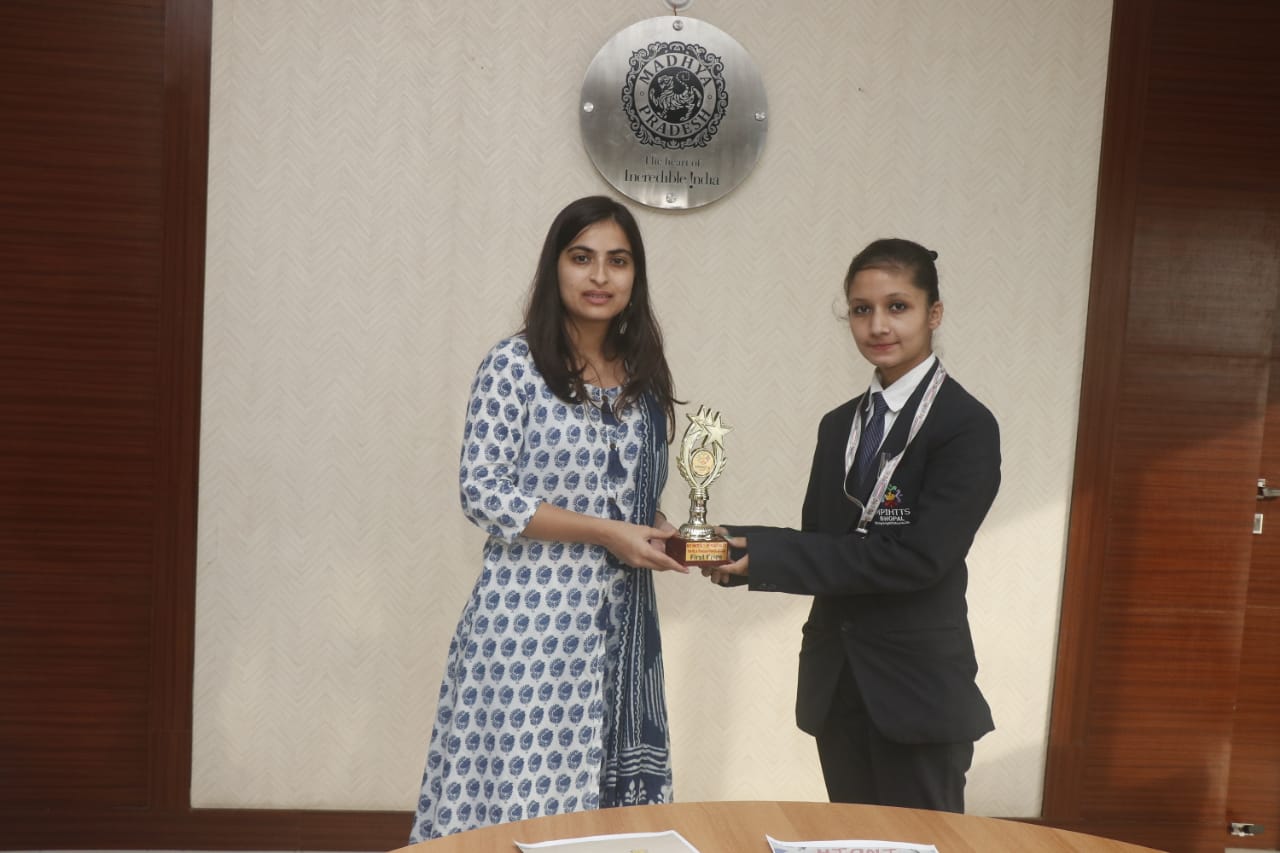 Ms. Sonia Meena, Additional Managing Director, Madhya Pradesh Tourism Board Presenting the Award to Garima Rawat who stood first In the painting competition -Photo By GPN