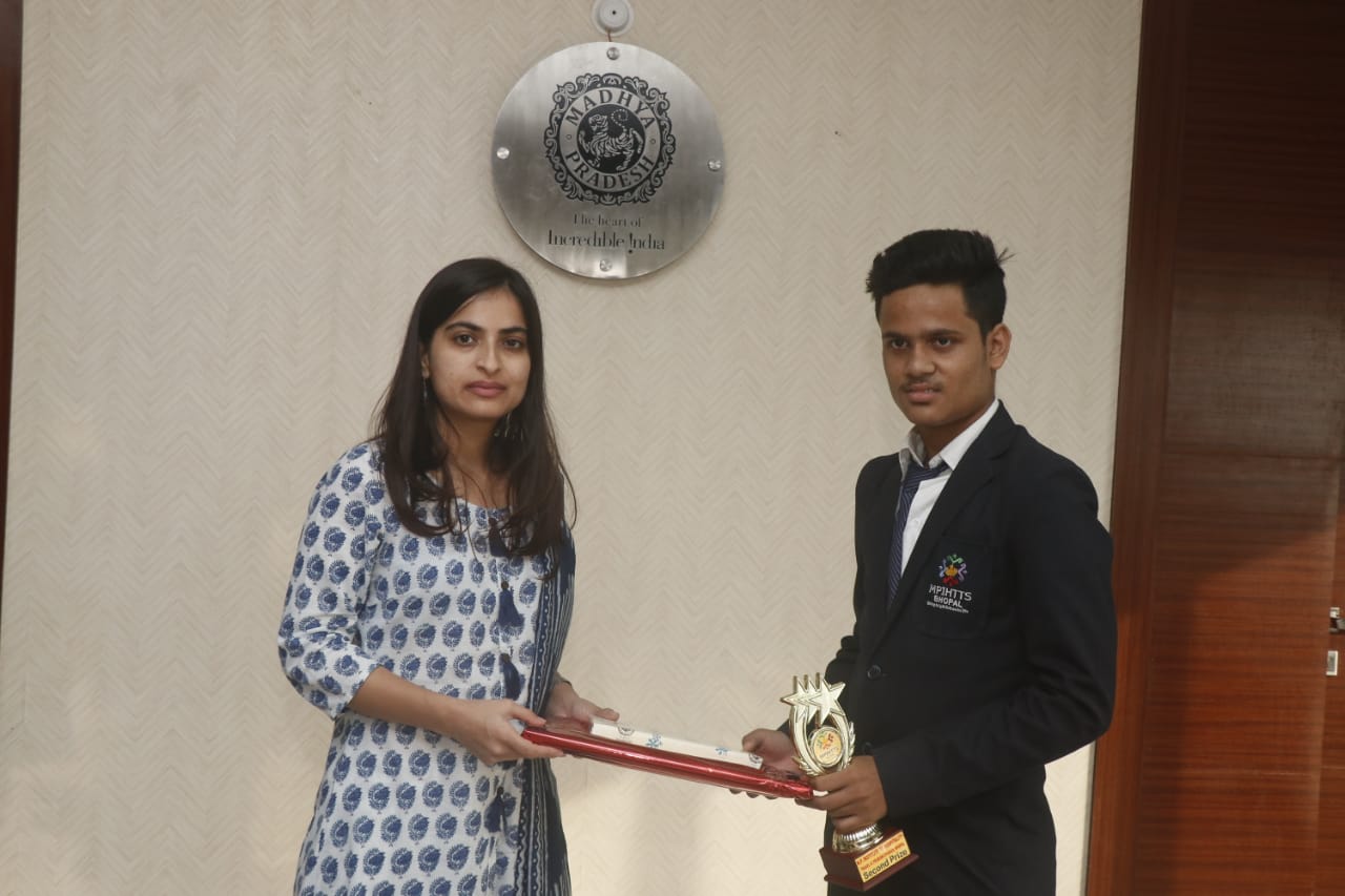 Additional Managing Director, Madhya Pradesh Tourism Board, Ms. Sonia Meena, IAS felicitating the Student