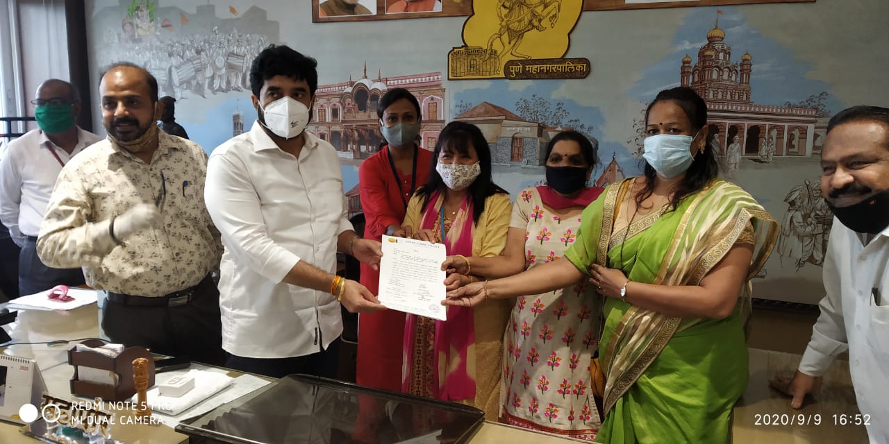 A delegation led by Asha Care Trust along with representatives of other organisations like Shailesh Badhai from Sarvajanik Ganeshotsav Samiti, Yogesh Bhokre of Maharashtra Itak Kamgar Sangathana, social worker Pratibha Shinde, Fayyaz sheikh of Pune Jilha Grahak Sanrakshan Samiti, Bhola Vanjale and Advocate Vidya Pedankar met the Mayor, Mr. Murlidhar Mohol, and submitted the report.