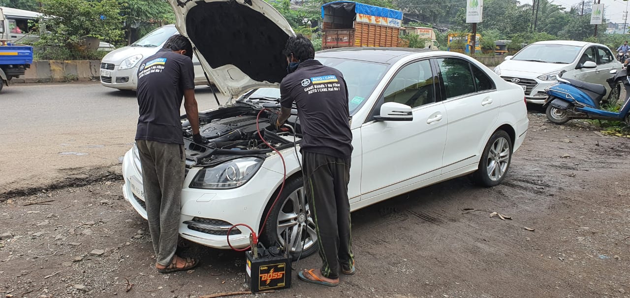 Team AUTO i CARE jump starting battery on highway